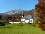 Die Nonner Kirche und im Hintergrund der Staufen (1771 m).